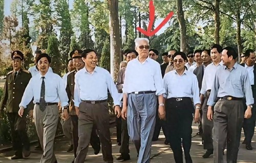 这气场太足了！当年能和他同框的，都是什么级别的人物？