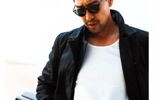 王千源出席活动，西服配风衣帅爆了，网友：每一个眼神都是戏！