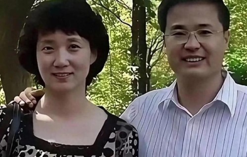 李修平年轻时与丈夫的一张留影，一头乌黑秀发，自然流露的知性美