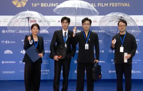 张若昀挎工牌公文包亮相北影节红毯，联手白客揭秘《年会不能停2》