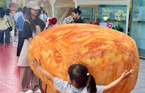 小酒窝和爸爸逛面包节|高舒乔|高云翔|女儿|父女|路人