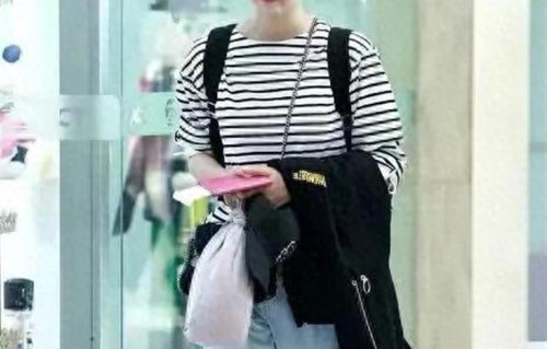 高圆圆机场秀穿搭，身穿条纹上衣+浅色牛仔裤，简约又大方