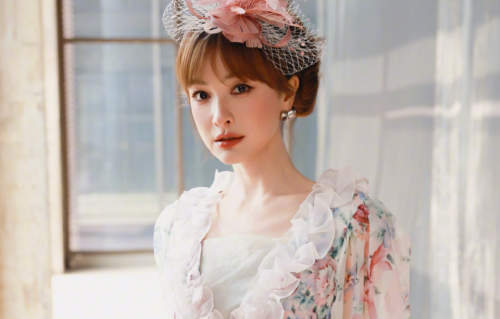 43岁吴昕跟男友郑凯聚餐，姐弟恋长跑8年，曾坦言不想结婚生孩子