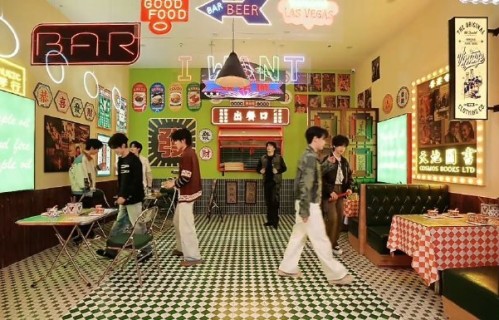 时代少年团《摆脱地心引力》和《刺》的双MV在概念上有什么具体区别？