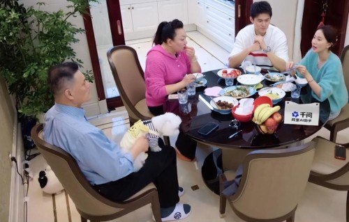 孙杨一家5口同住杭州大平层，首次公开孩子，父母出镜婆媳关系好