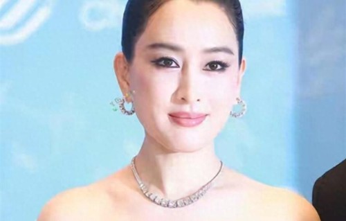 与孔令辉分手12年，被黑人托在肩上的马苏，终是为自己的风流买单