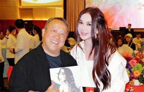 温碧霞邱淑贞同框为曾志伟庆73岁生日 59岁冻龄状态惊艳