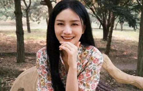 被50岁胡可惊艳到了！花衬衫+短裤+黑长直，这才是真减龄