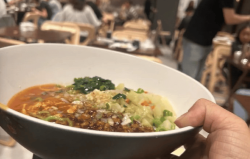 文章“八号院儿”想盈利太难，他开的是面馆，卖的是情怀