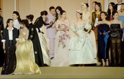 VOGUE2025时尚盛典大合照公布,刘亦菲杨幂双C位,总编刘冲挤进二人中间,还把刘亦菲裙子踩了,冲上热搜|南京晨报|小龙女|少女时代|神雕侠侣|赵灵儿