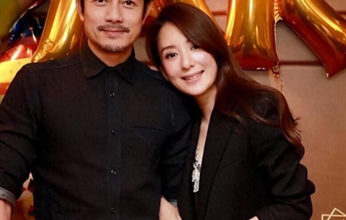 方媛郭富城晒结婚周年纪念照，男靓女美，两尊水晶摆件抢镜