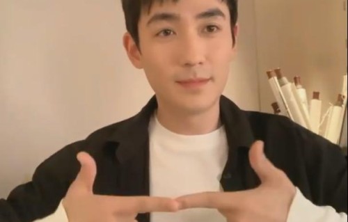 朱一龙生日直播跳手指舞,李易峰连线来搅局?真相有点甜蜜