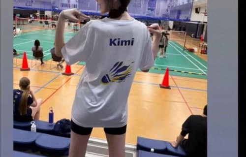 林志颖儿子Kimi正面曝光！羽毛球赛场亮相，简直是妈妈陈若仪翻版