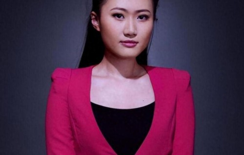 她是知名美女主持，31岁嫁香港千亿豪门，老公奶奶曾是中国女首富