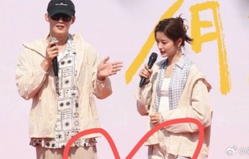 黄景瑜徐若晗开机同框照曝光，同色系穿搭引关注|明星同框|剧组开机|情侣装|黄景瑜徐若晗同框|影视情侣装