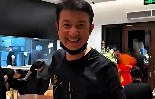 文章开面馆女儿捧场，17岁文爱马亭亭玉立，长相像爸不像马伊琍