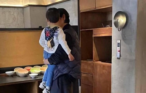 魏晨一家度假被偶遇！183身高太惹眼，夫妻轮流抱3岁儿子超宠