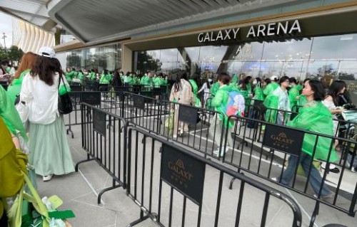 张泽禹澳门演唱会真开麦颠覆全场，B4高音与荧光绿发色引爆热搜|线下活动|舞台|粉丝|造型|灯牌