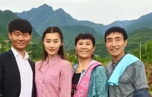 巩汉林金珠夫妇携儿子儿媳同框出游，青山绿水间满是阖家惬意