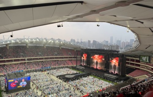 雨战3小时全开麦！陈楚生荒芜之境演唱会三层机械舞台引爆虹口