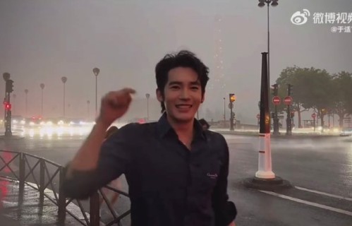 网友评价于适雨中跑动像“偶像剧男主”，你认同这个说法吗？