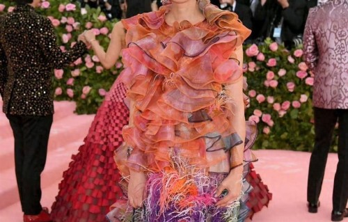 57岁邓文迪又参加顶级名流宴会了，摆着一张扑克脸，眼神带点疲惫