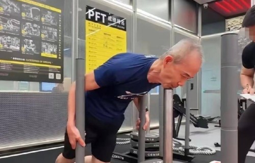 王石最新露面照曝光，否认被抓，在深圳划帆船看起来不像75岁，十个字阐明态度