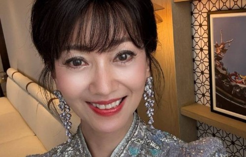 赵雅芝的模样软萌又亲切，脸上五官精致，岁月痕迹荡然无存