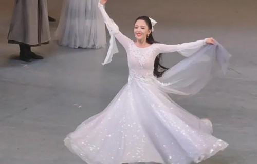 佟丽娅带儿子现身谢幕式，9岁朵朵瘦了很多，正面酷似爸爸陈思诚