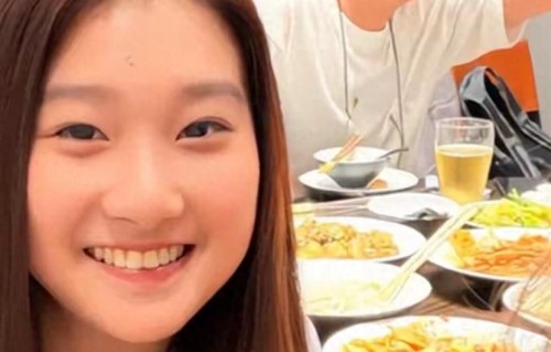 马伊琍女儿现身爸爸饭馆，精心化妆也遮不住痘痘，状态真实