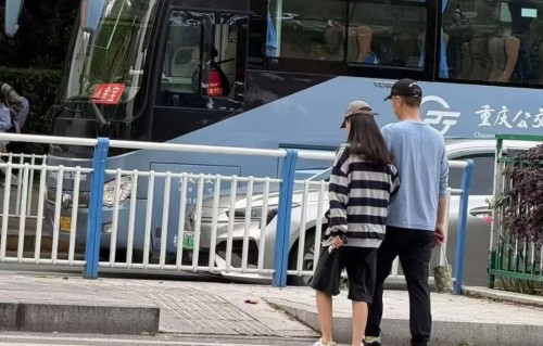 46岁任重没偶像包袱，吻女儿脚丫、吃老婆生日面，孙骁骁还像女大