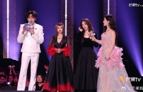 网友对谢娜和李小冉这次隔空互动的主要评价是什么？