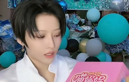 刘雨昕生日直播聊王濛露自然笑容|游戏|真情|环节|设计