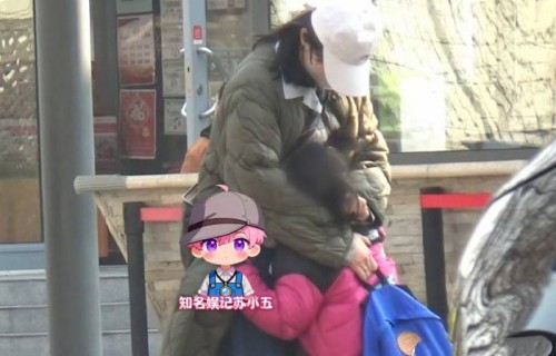 白百何带4岁半儿子就诊，素颜穿羽绒服很低调，二胎成长细节曝光