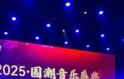 方媛产后参加商演，国风美女惊艳众人，与温碧霞同框，不输气场