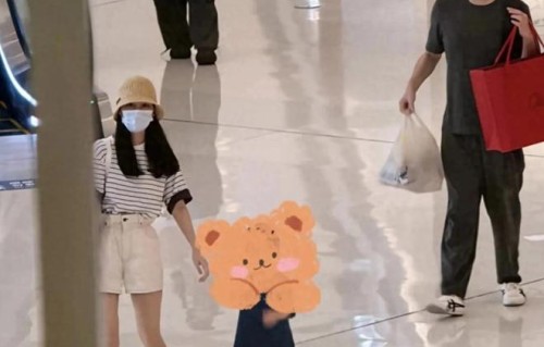 任重和孙骁骁带女儿逛商场，1岁女儿刚会走路，穿着蓝裙子好可爱