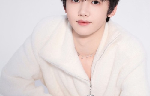 张奕然见面会白色毛茸造型亮相，坦言紧张