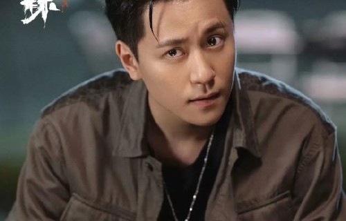 演员秦俊杰在《钢铁森林》的实景爆破戏中，是如何完成高难度表演的？