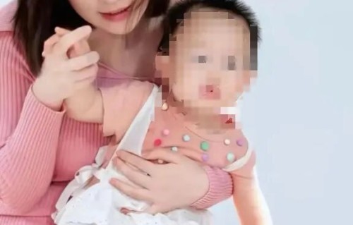 黄一鸣粉丝建议其在万达开服装店，并让女儿闪闪当一日店主，买衣服可与孩子合照，本人回应：我觉得挺好的|质疑|童年|流量|边界问题