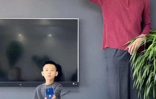 中国第一巨人鲍喜顺，不听医生劝拼命生子，17年过去儿子现状堪忧