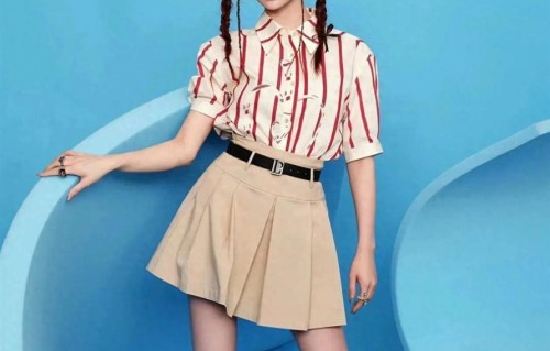 周洁琼扎双麻花辫，身穿条纹衬衫搭配百褶裙，简直少女感爆棚