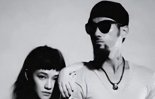 为男友摘掉子宫，剃寸头打舌环，甜歌少女变魔女，49岁的她现状曝光引热议