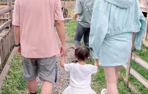 郑恺带妻女去农场游玩,全程抱娃十分贴心,被老婆撒娇宠溺搀扶