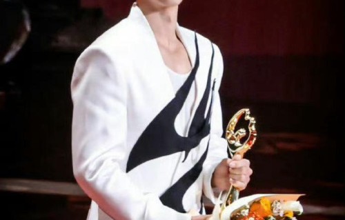 来看看下各家站姐发的@X玖少年团肖战DAYTOY,大家最喜欢哪张图呢?