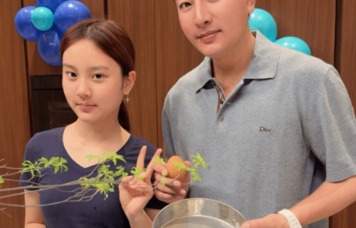 42岁贾乃亮与13岁女儿甜馨庆生！还有和李小璐旧照