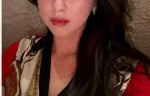 朱珠一家过冬至!和老公在新家摆一大桌请客,喝到脸微醺依旧很美