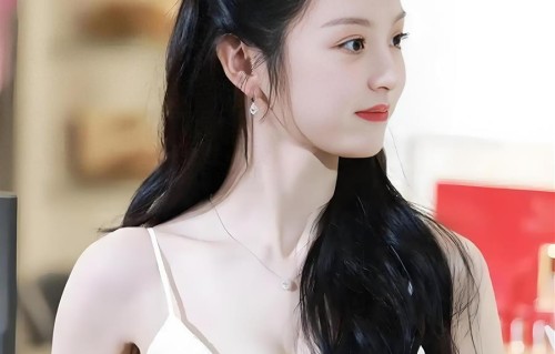 终于知道田曦薇为何这么火了，长相灵动，身材火辣，她不火谁火啊