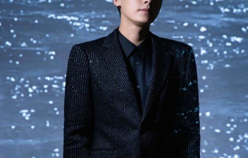 李易峰走红毯，身穿条纹西装亮相，化身贵公子，粉丝：太迷人了！|GQ盛典|盛典|上线|气质|五官