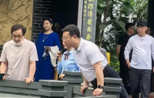 成龙72岁生日，带儿子房祖名惠州游玩，市长亲自陪同，父子感情好