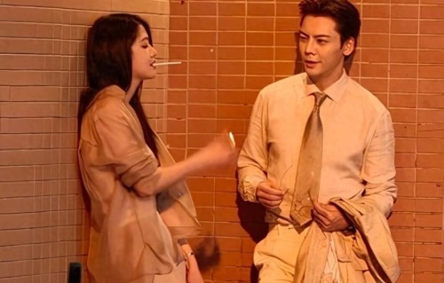 顺德大良偶遇陈伟霆！真丝西服老钱风拉满，女主叼烟好有张力